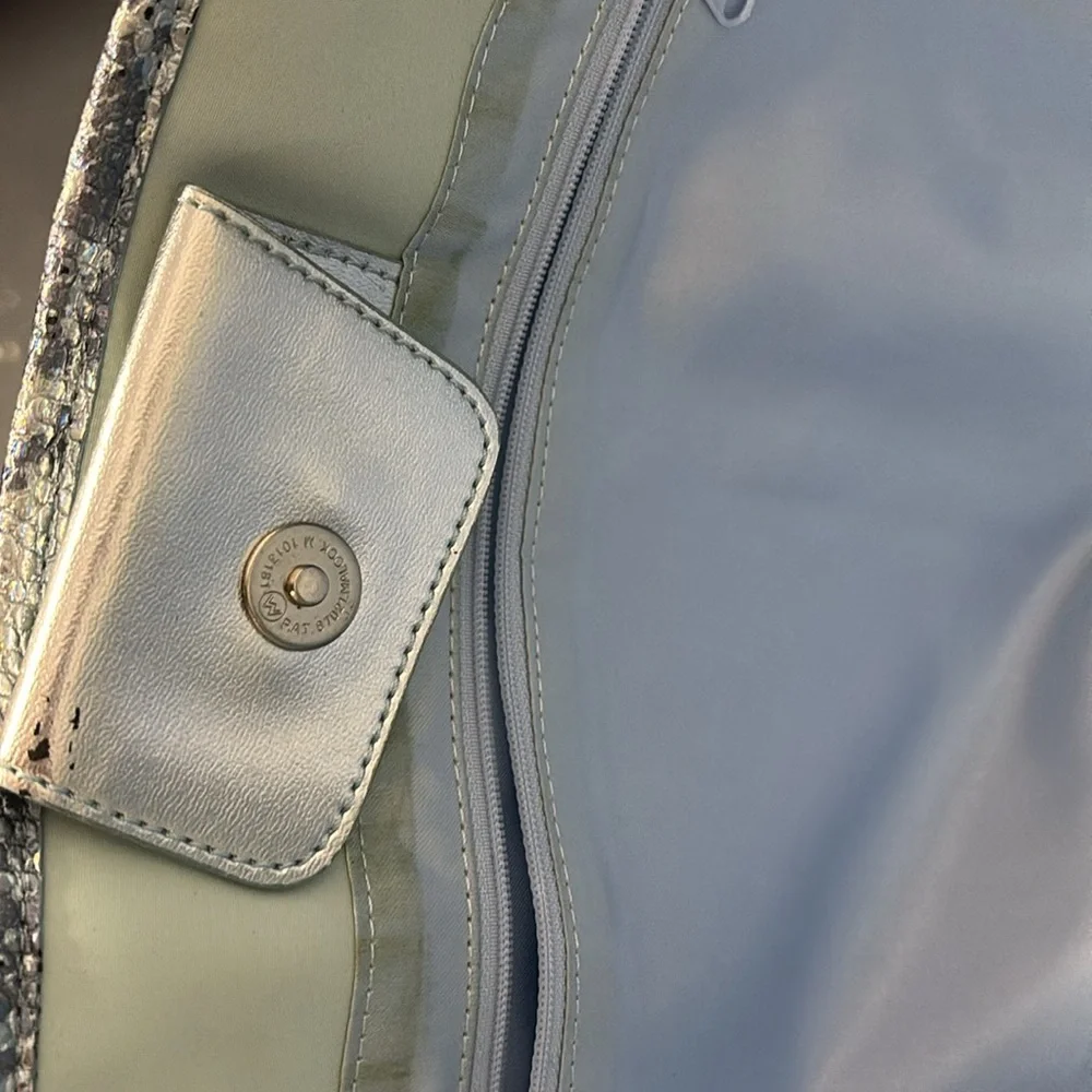 Guess | Paris Hilton| tote - Picture 8 of 8